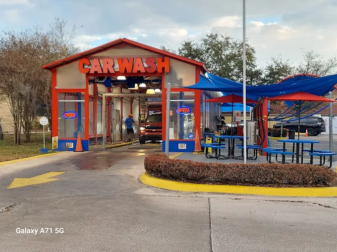DLuxe Hand Car Wash storefront and wash bay in Orlando
